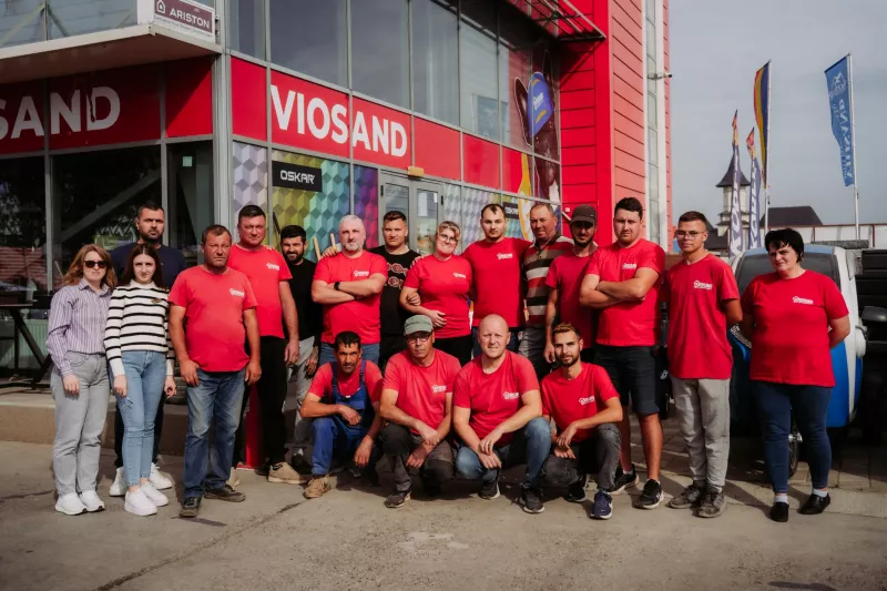 Echipa Viosand în fața depozitului de materiale